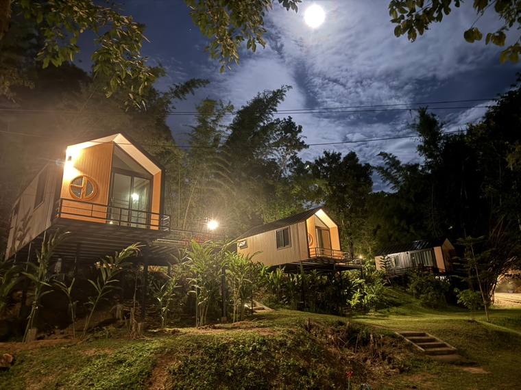 บ้านยกพื้นสูงเรียงกันใต้แสงจันทร์