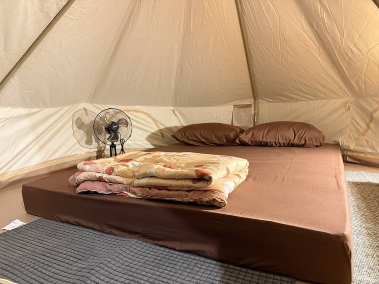 ภายในกระโจม เตียงนอนและพัดลม